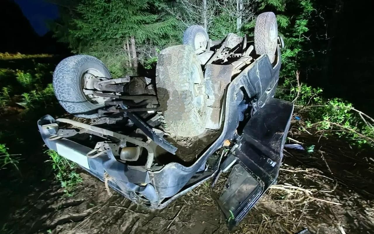 Под Яранском водитель на УАЗ слетел с дороги и перевернулся