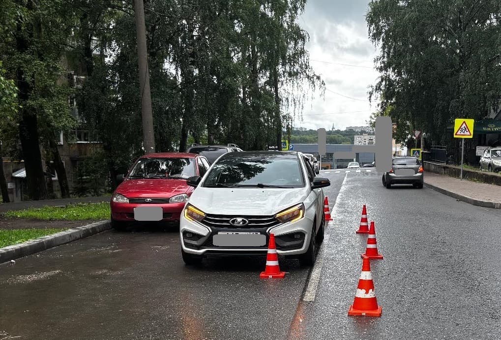 В Кирове на улице Труда водитель на «Весте» сбил 10-летнюю девочку