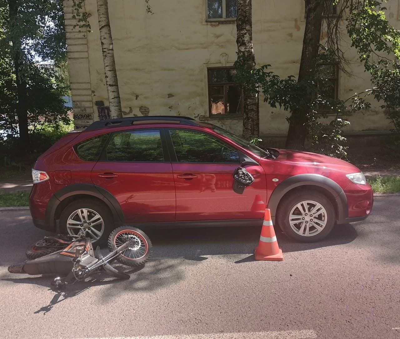 В Кирове мужчина на электровелосипеде врезался в припаркованную «Субару»