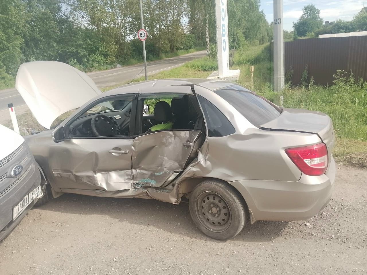 В Кирове на трассе столкнулись «Гранта» и «Транзит»: есть пострадавшие