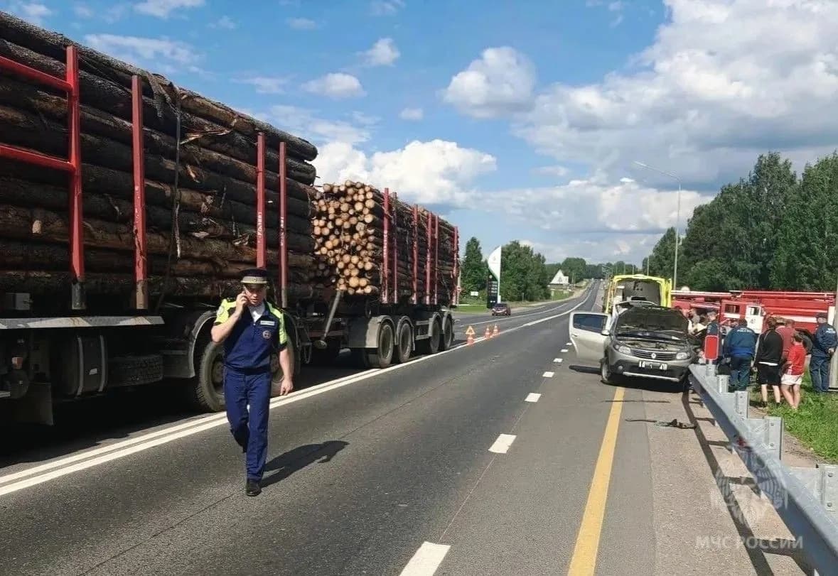 Под Слободским «Рено» врезался в лесовоз: потребовалась помощь МЧС