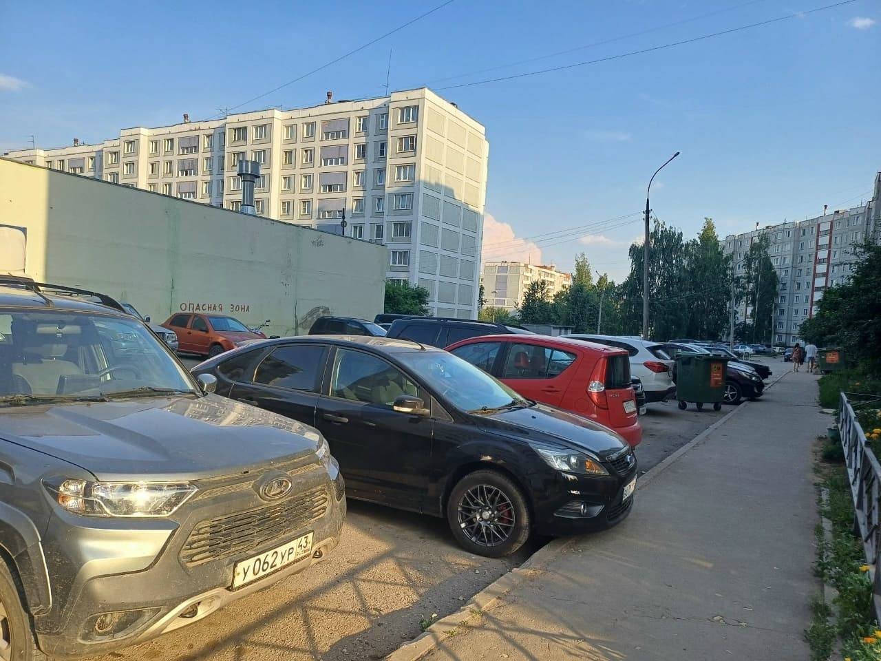 Парковка в тени может стоить дорогого ремонта кузова: эксперты рассказали о незаметных опасностях