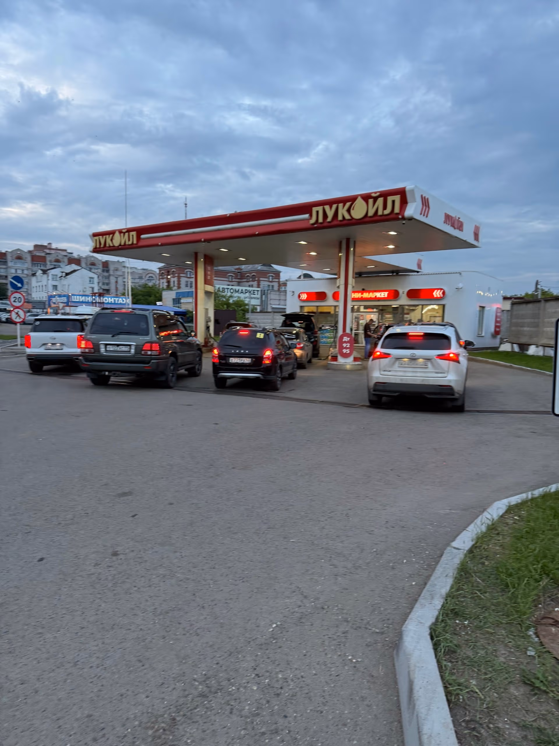 Кто может заправляться на АЗС без очереди - отвечают юристы
