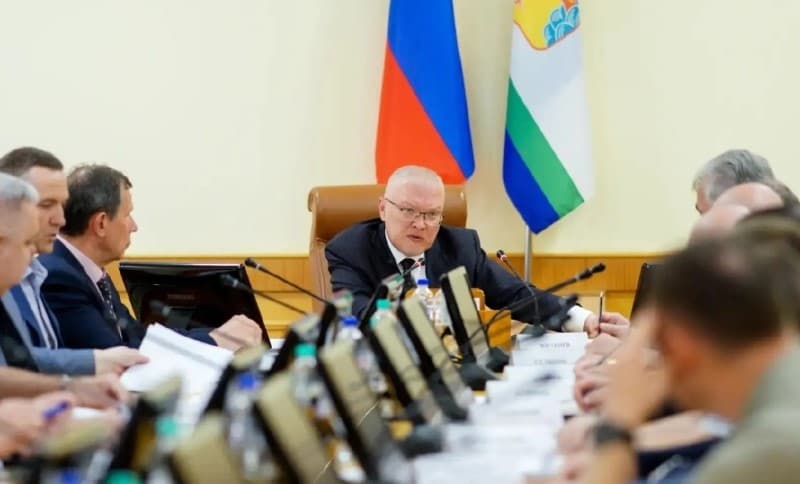 Автомобиль губернатора Соколова простоял в очереди за бензином 4 часа