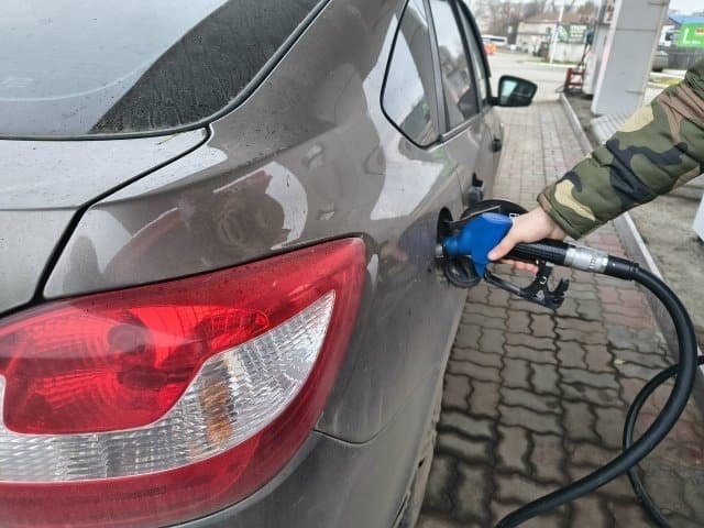 В Кирове на двух АЗС разрешили продажу бензина в канистры