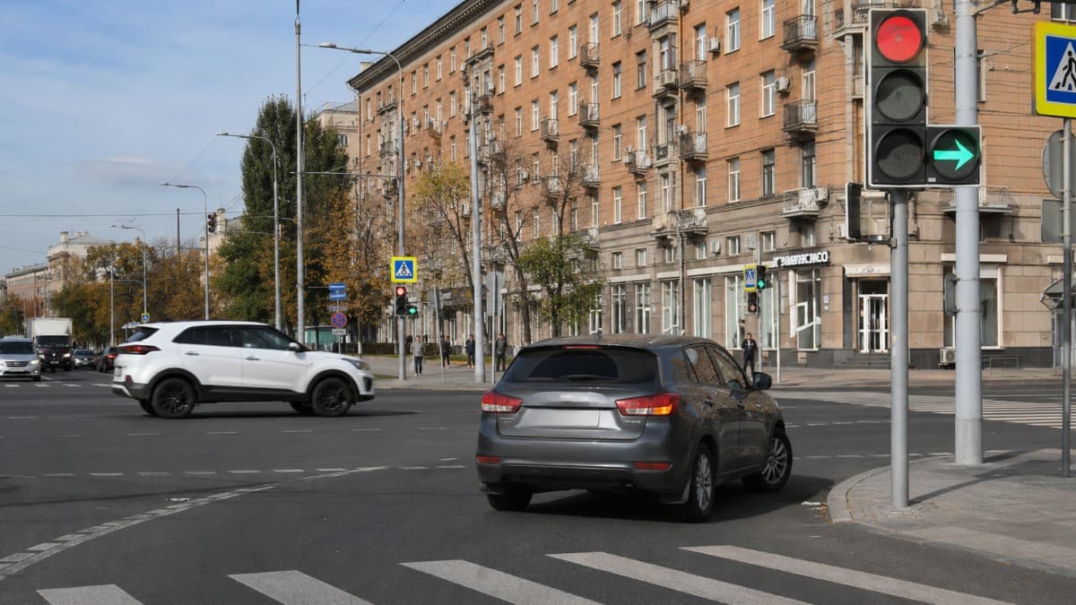 Можно ли повернуть по зелёной стрелке при красном сигнале: на этом билете ошибаются даже опытные водители