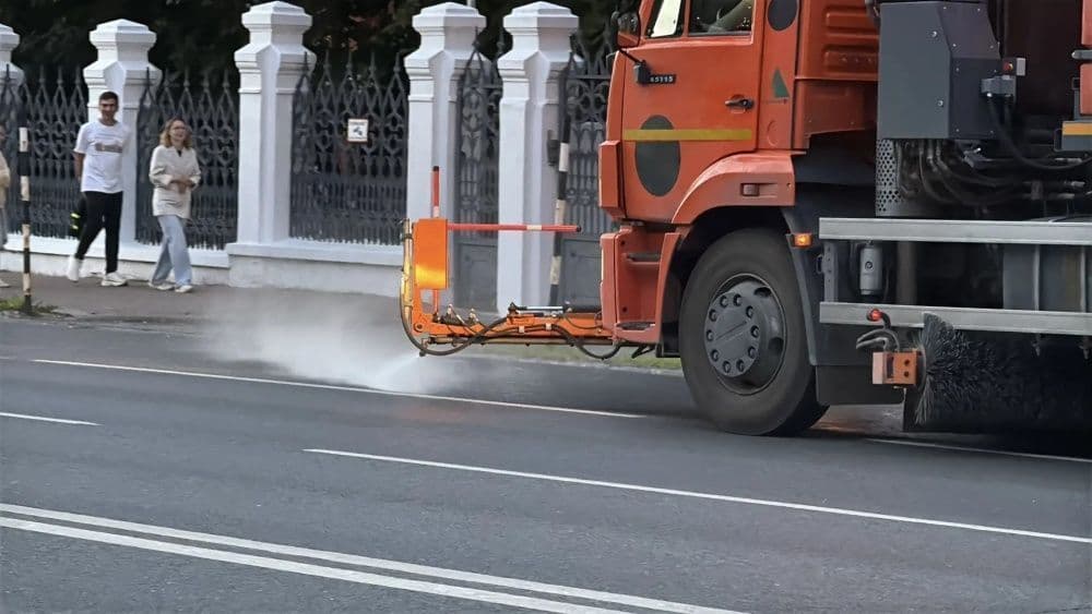 На улицы Кирова вывели больше поливомоечных машин