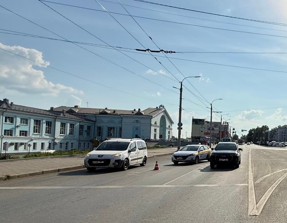 В Кирове в массовом ДТП из пяти машин у вокзала пострадала женщина