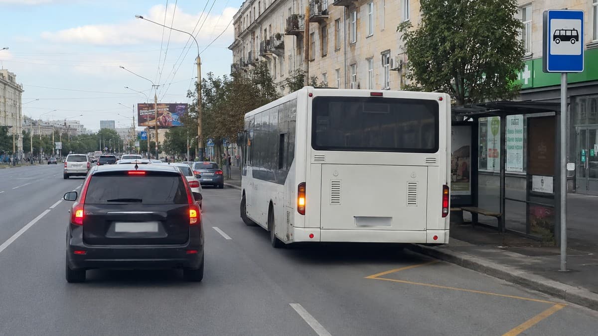 Автобус включил поворотник и выезжает с остановки: кто обязан уступить – большинство водителей отвечает неправильно