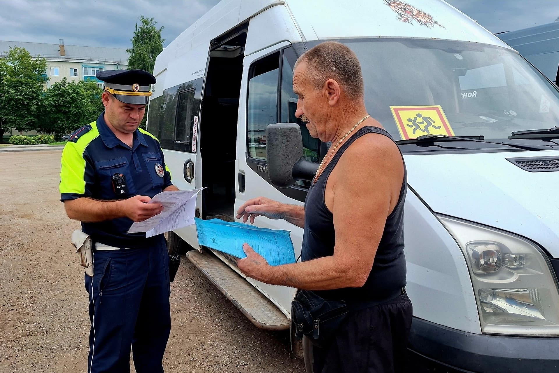 В Кировской области полиция проверила автобусы, которые везут детей в лагеря