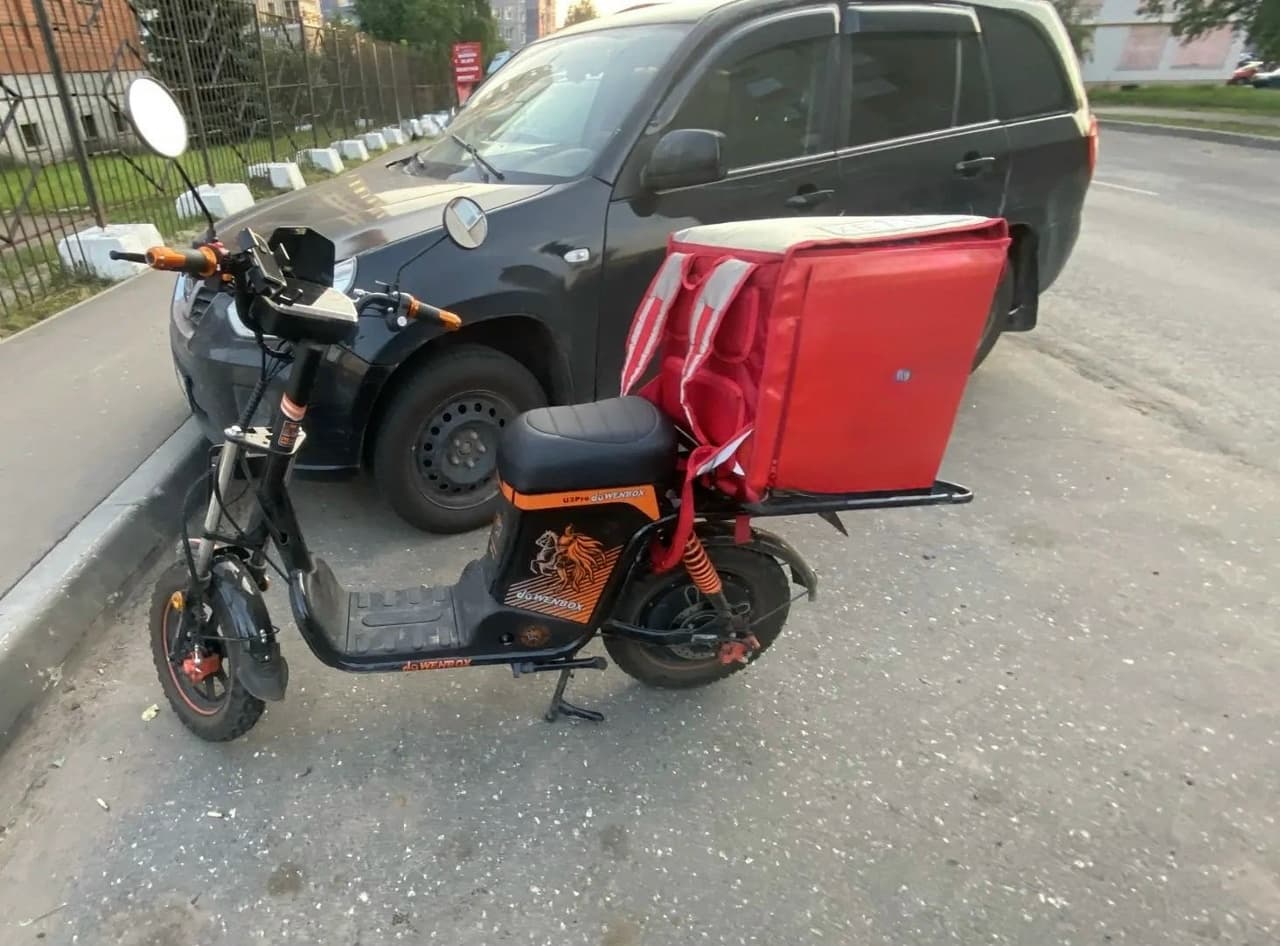 На улице Воровского в Кирове 17-летний курьер на электровелосипеде пострадал в ДТП