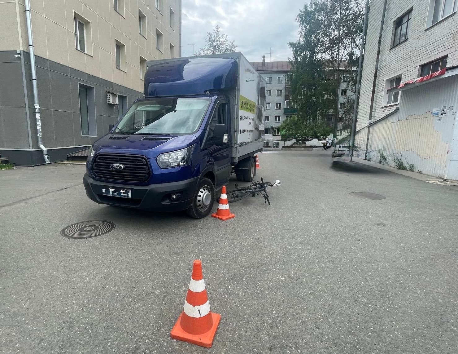 На Октябрьском проспекте велосипедист попал под колеса автомобиля «Форд Транзит»