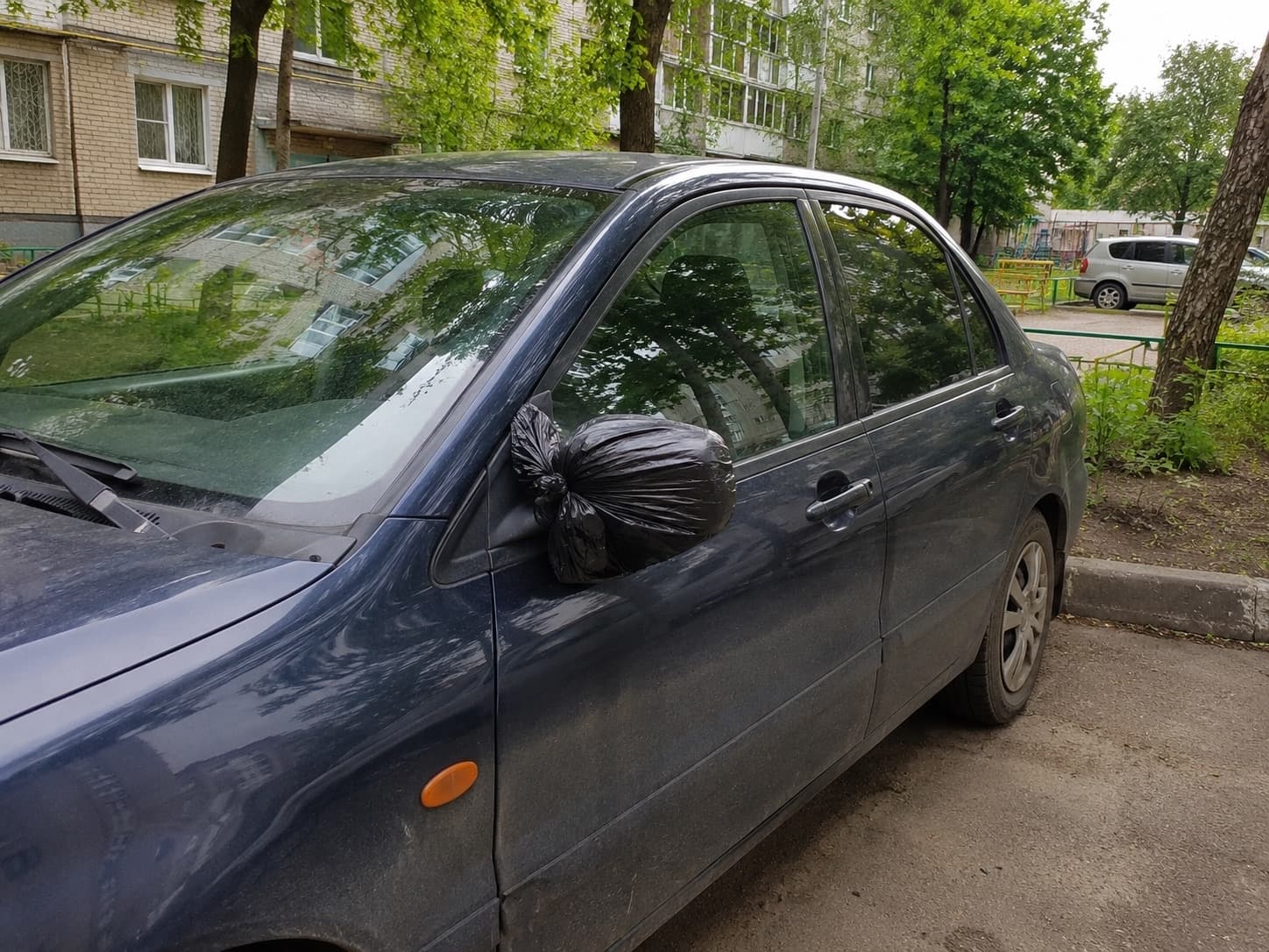 Пакет на зеркале — не мусор, а ловушка: появилась новая схема угона на парковках — правда ли это