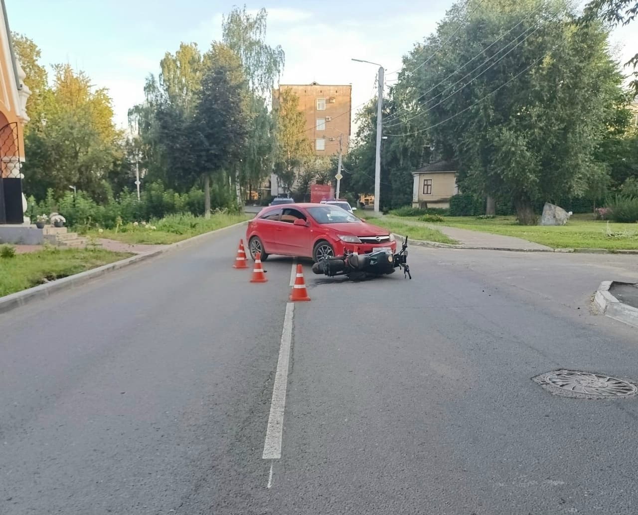 На улице Казанской в Кирове не разъехались электромотоцикл и иномарка
