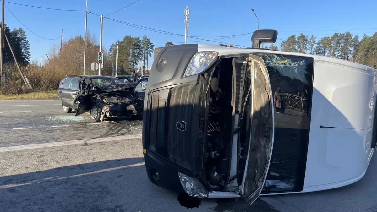 Число пострадавших в ДТП с микроавтобусом под Кировом выросло до 11