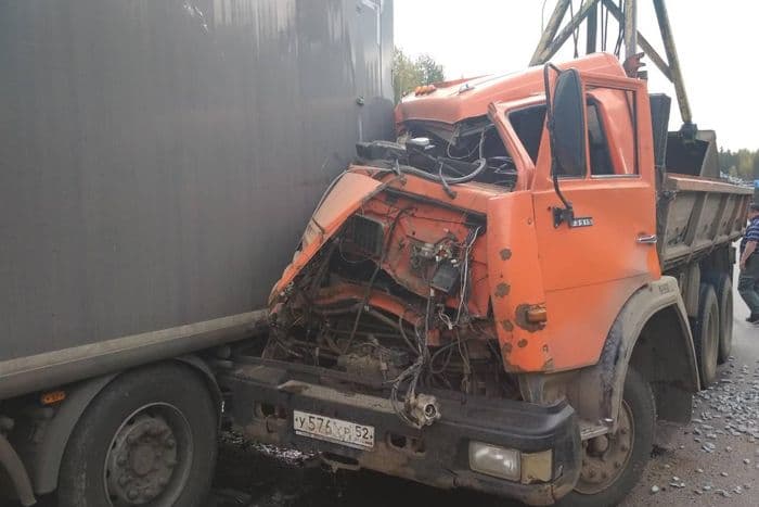 В Юрьянском районе грузовик влетел в стоящий на дороге “МАЗ”