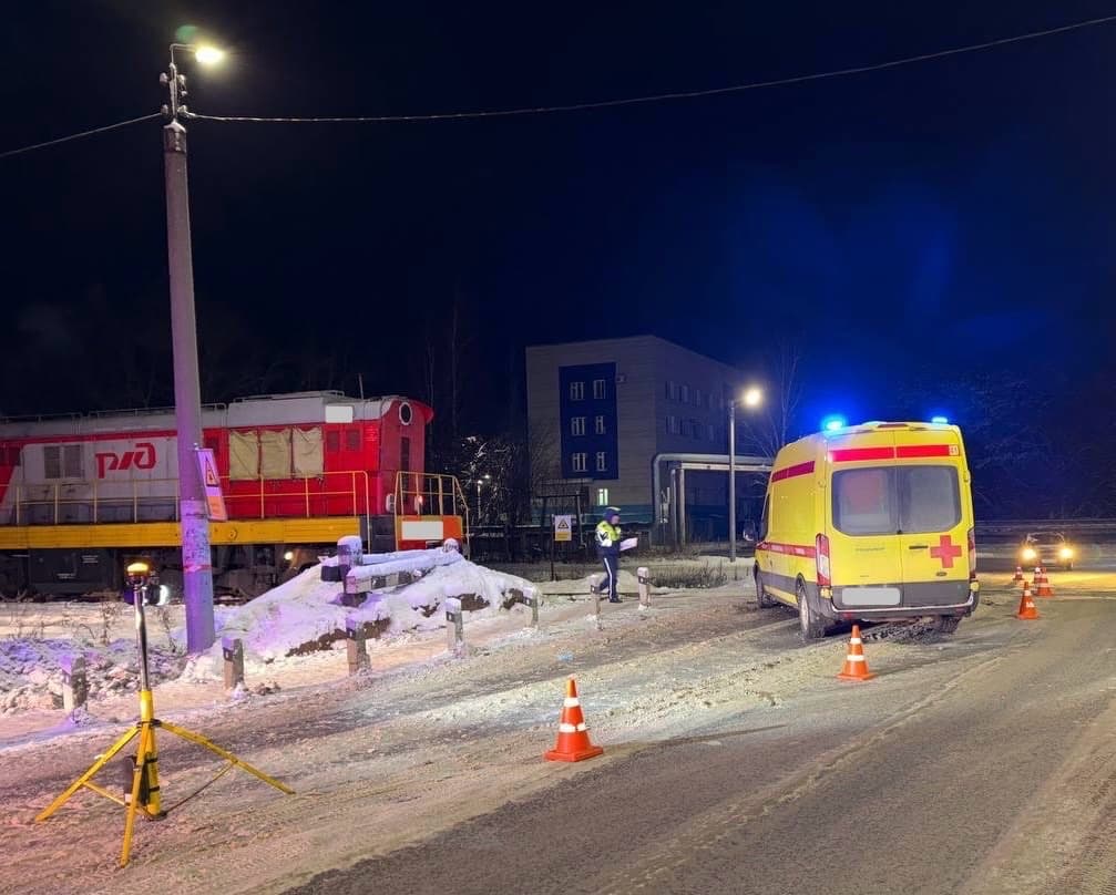 В Кирове тепловоз столкнулся с машиной скорой помощи: есть пострадавшие