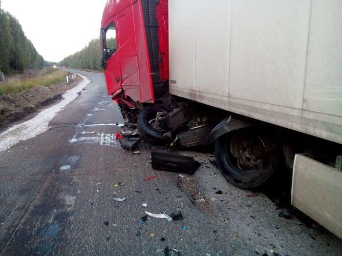 В Афанасьевском районе водитель “Камри” влетел в фуру. Мужчина погиб