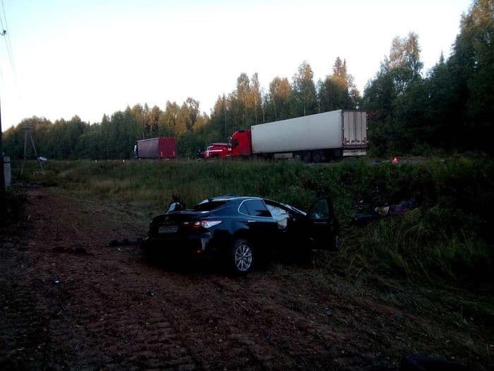 В Афанасьевском районе водитель “Камри” влетел в фуру. Мужчина погиб