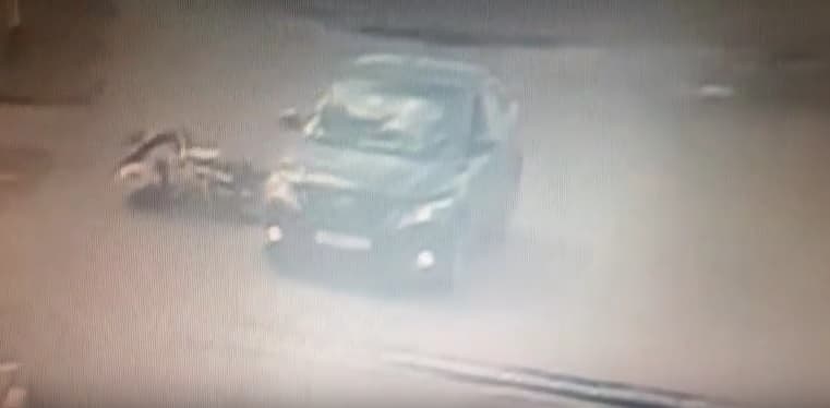 Пьяный мотоциклист протаранил машину на АЗС