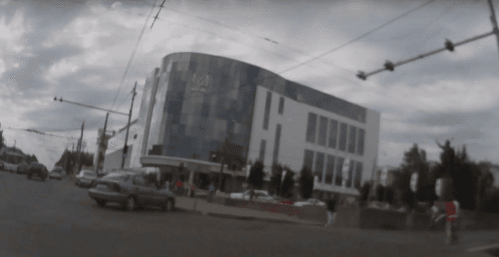 Поворот с заносом: регистратор заснял, как автомобиль ЗАЗ Сhance врезался в бордюр