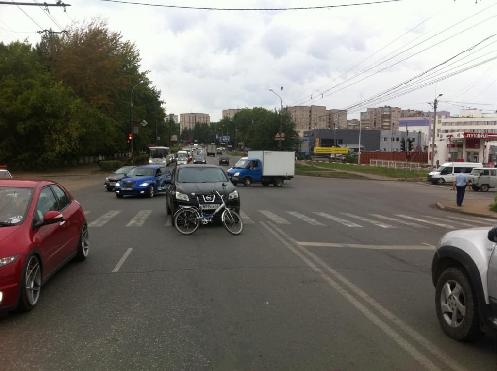 Езда на велосипеде по «зебре» обернулась аварией