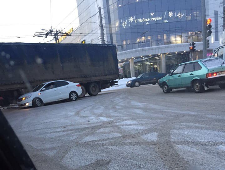 Аварийная Воровского: 3 ДТП застопорили движение транспорта