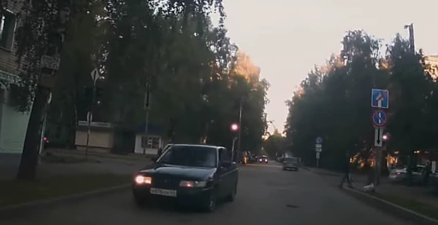 По Грибоедова против шерсти! Водители не замечают знак