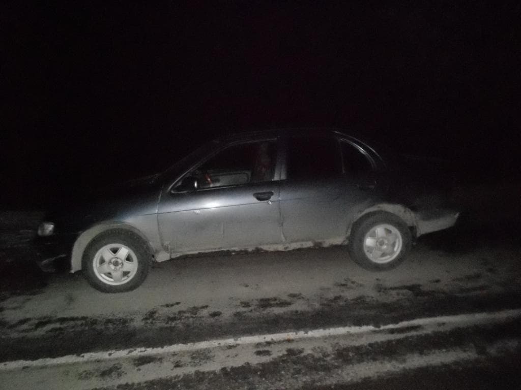 Молодой человек лежал на дороге и попал под машину