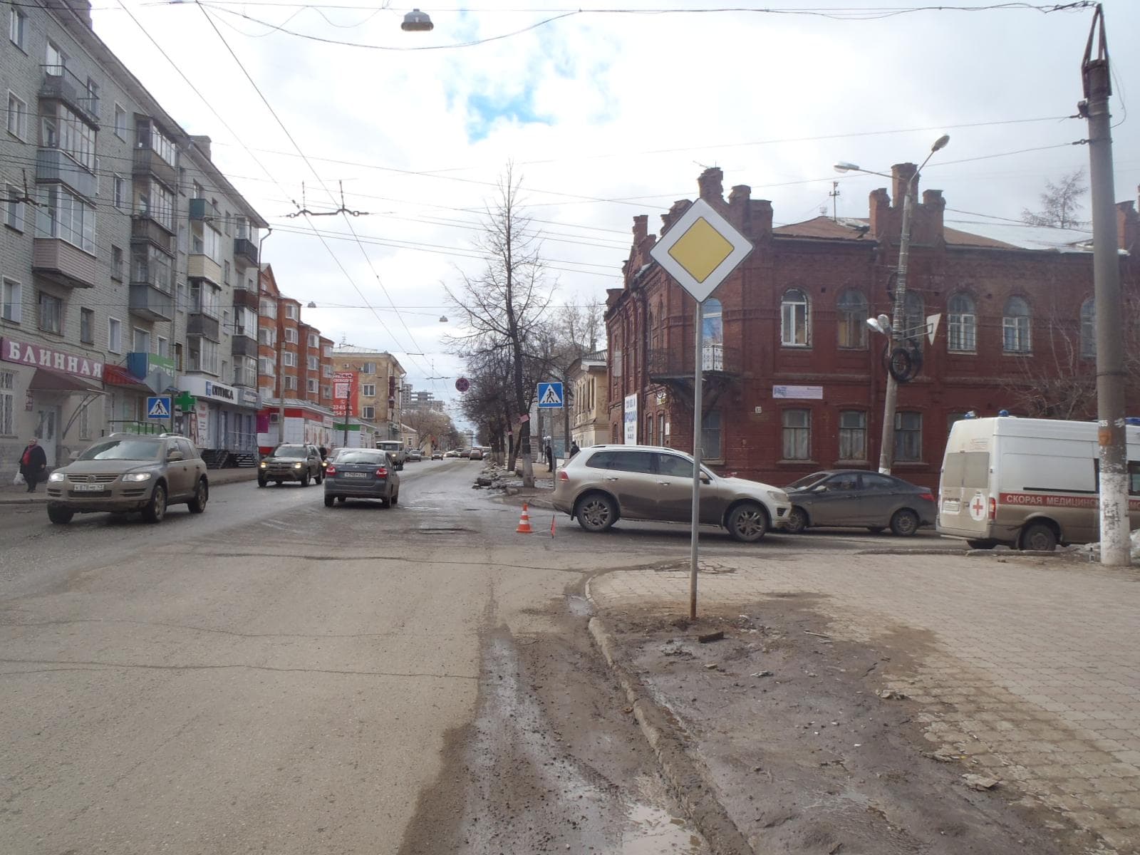 На Володарского водитель Volkswagen Toureg сбил женщину