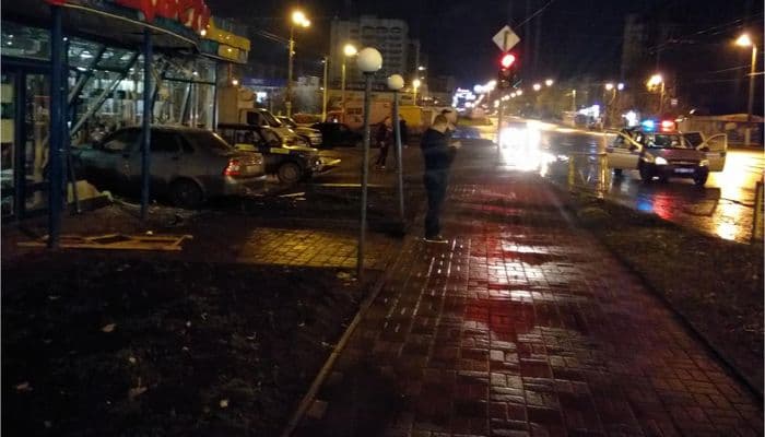 Пьяный парень на “Приоре” влетел в цветочный магазин