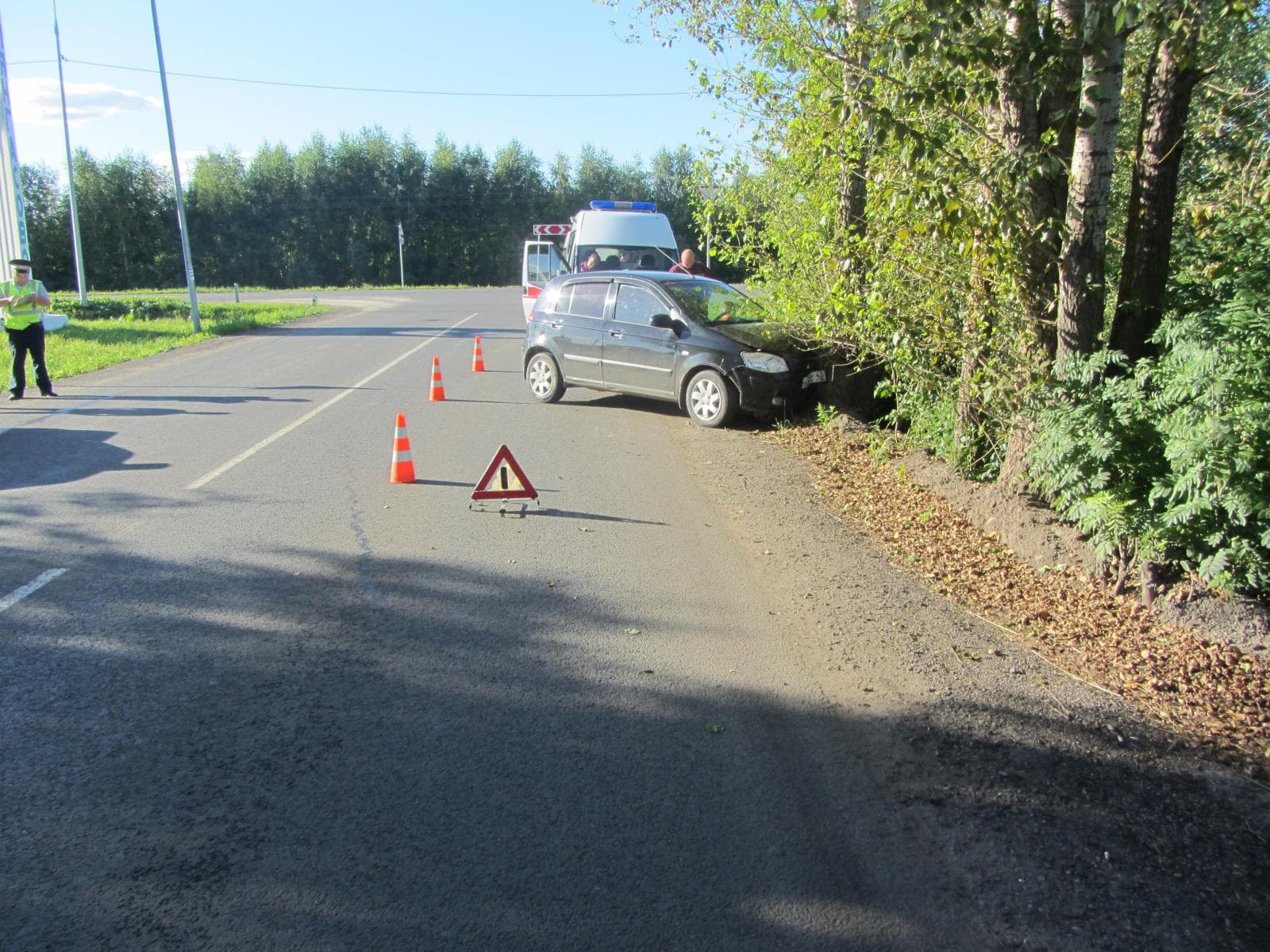 Женщина водитель с двумя детьми съехала в кювет