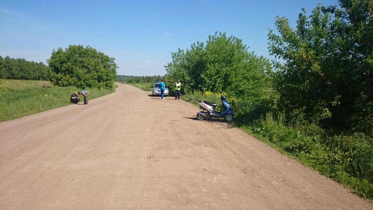 Дети на мопедах не разъехались на прямой дороге