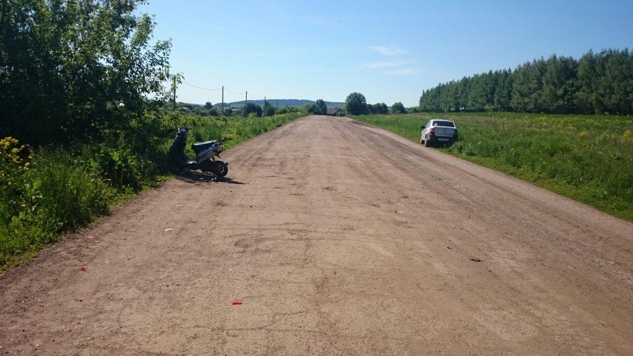 Дети на мопедах не разъехались на прямой дороге