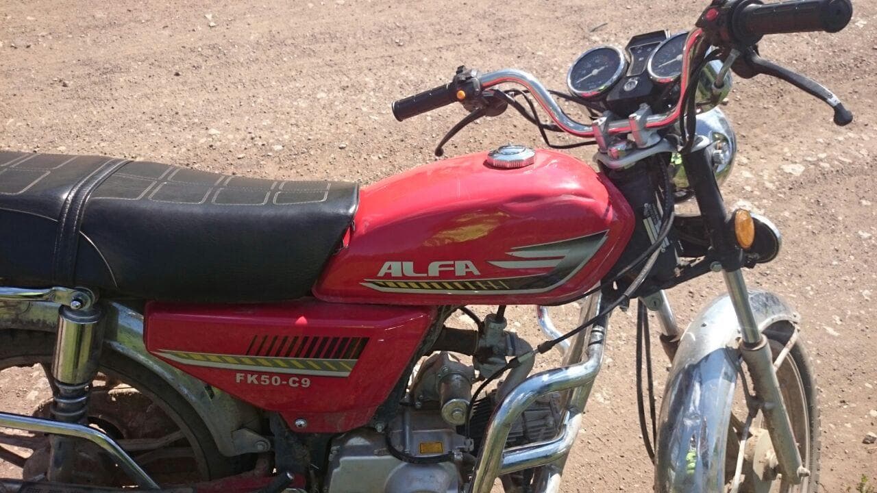 Дети на мопедах не разъехались на прямой дороге