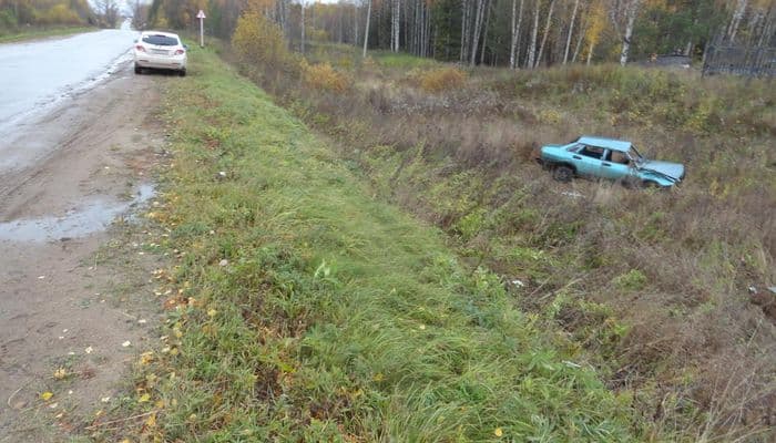 За вчерашний день два автомобиля побывали в кювете