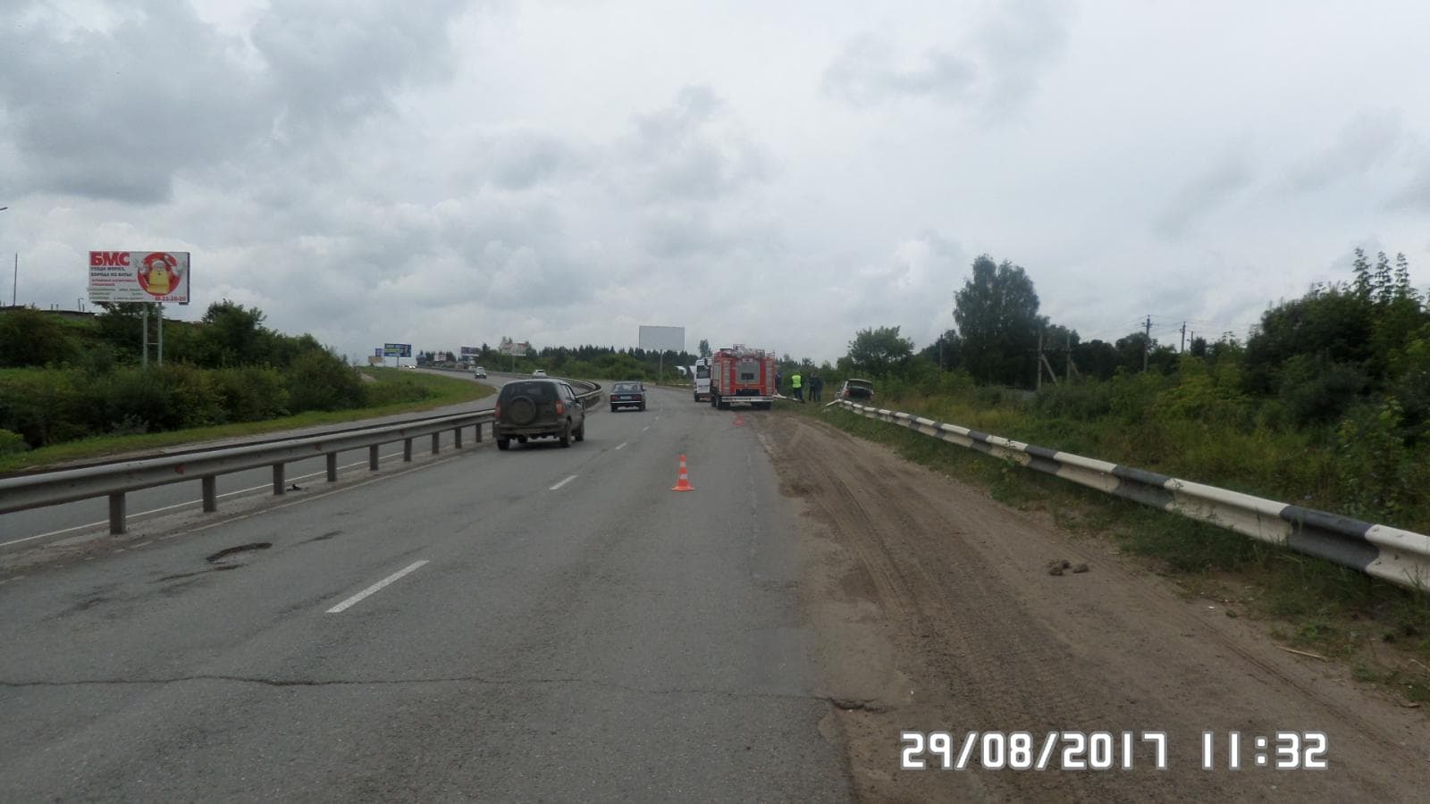 2 машины после столкновения на подъезде к новому мосту съехали в кювет