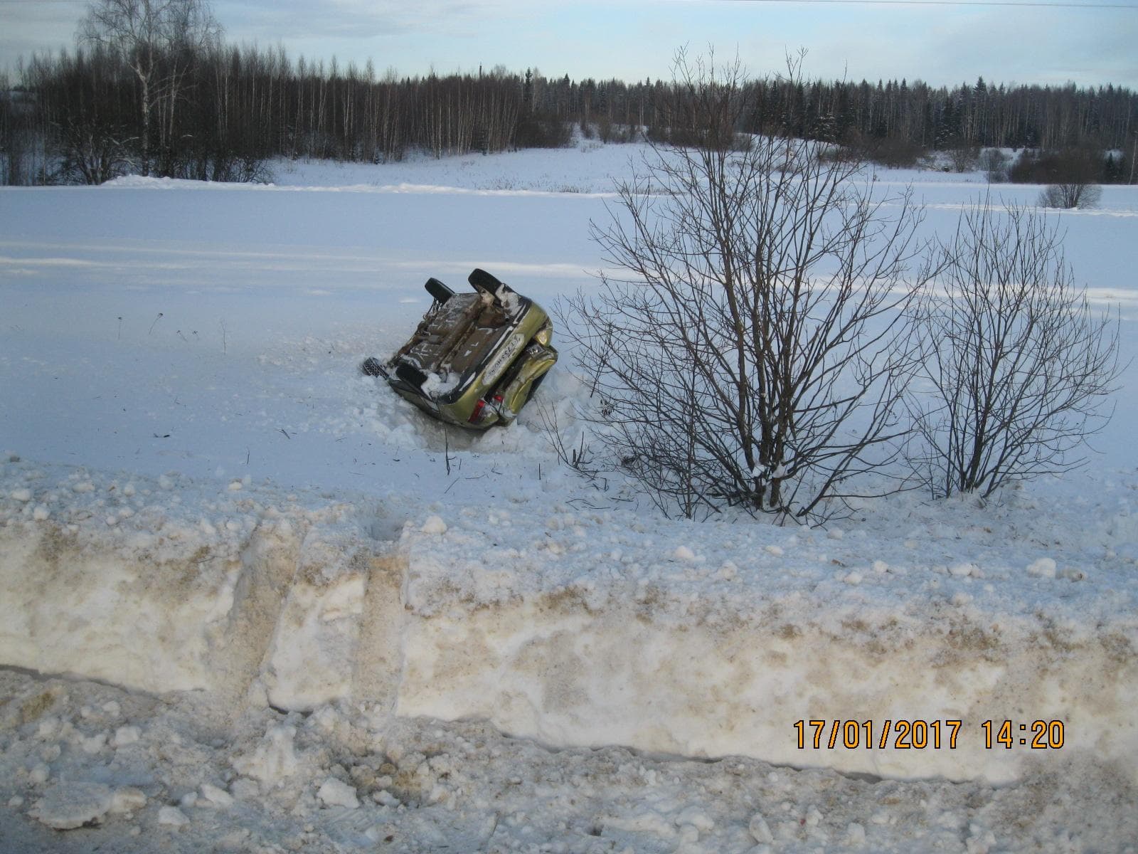 Неудачный обгон закончился пьянкой у разбитой машины