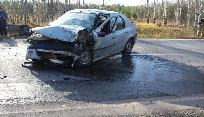 Пенсионер на “Логане” выехал на “встречку” и совершил лобовое столкновение с “Ситроеном”