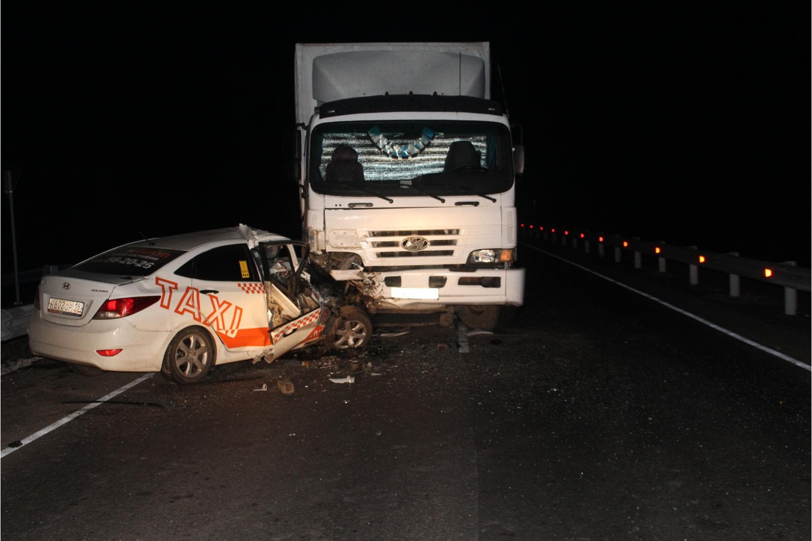 Таксист на Hyundai выехал на «встречку» и врезался в фургон