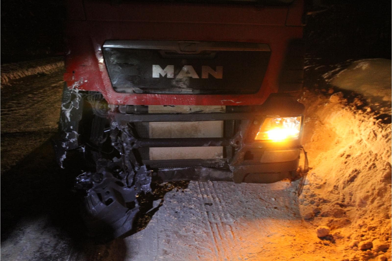 «Дэу Нексия» врезалась во встречный MAN на загородной трассе