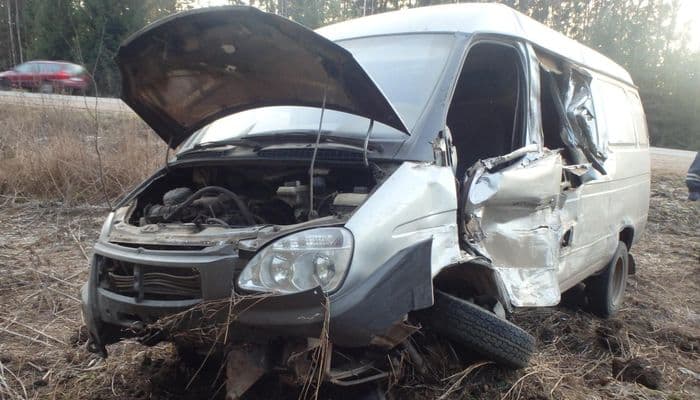 Водитель “Газельки” врезался в автопоезд и улетел в кювет