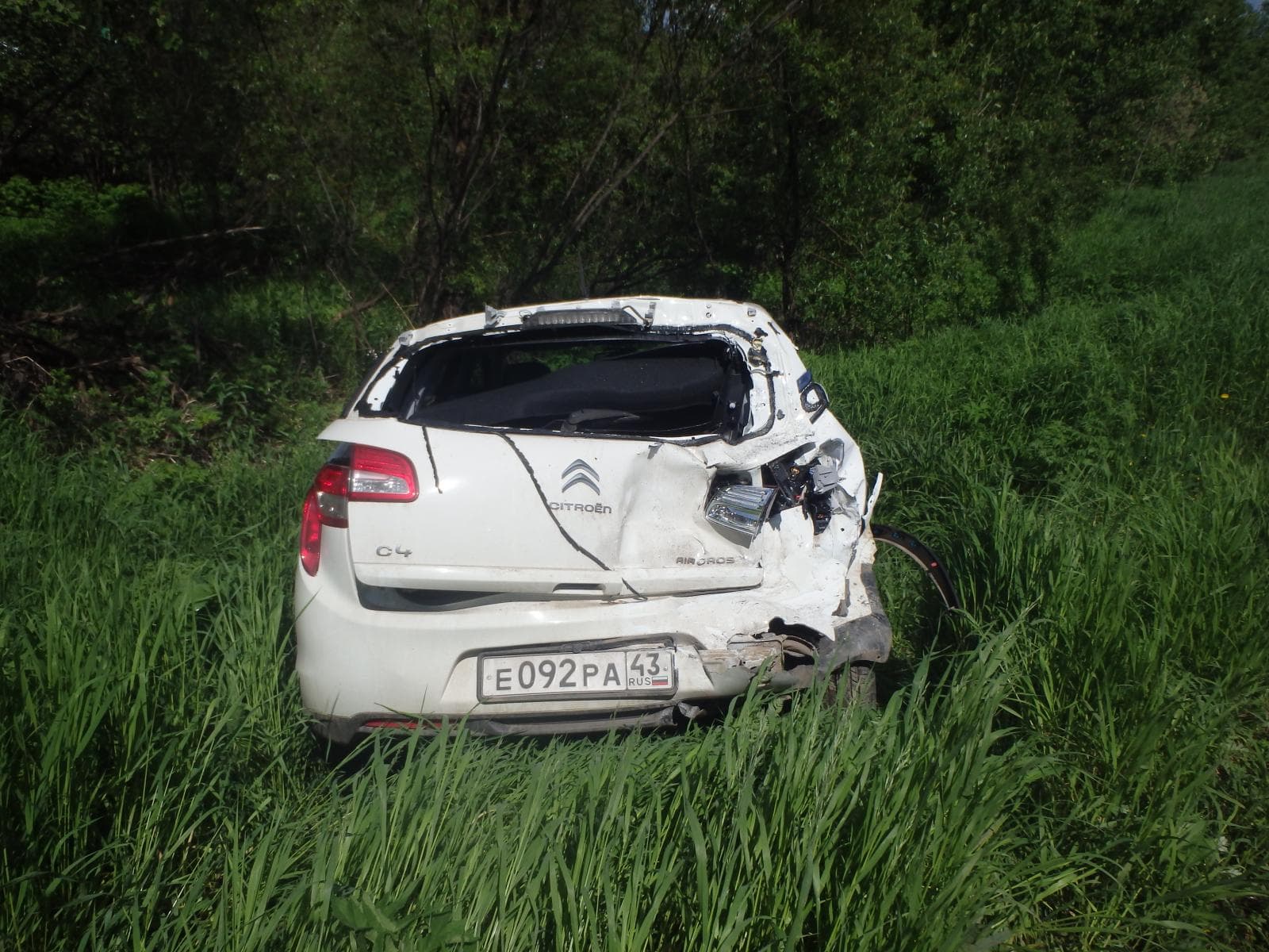 На подъезде к Кирову MAN столкнул в кювет Citroen