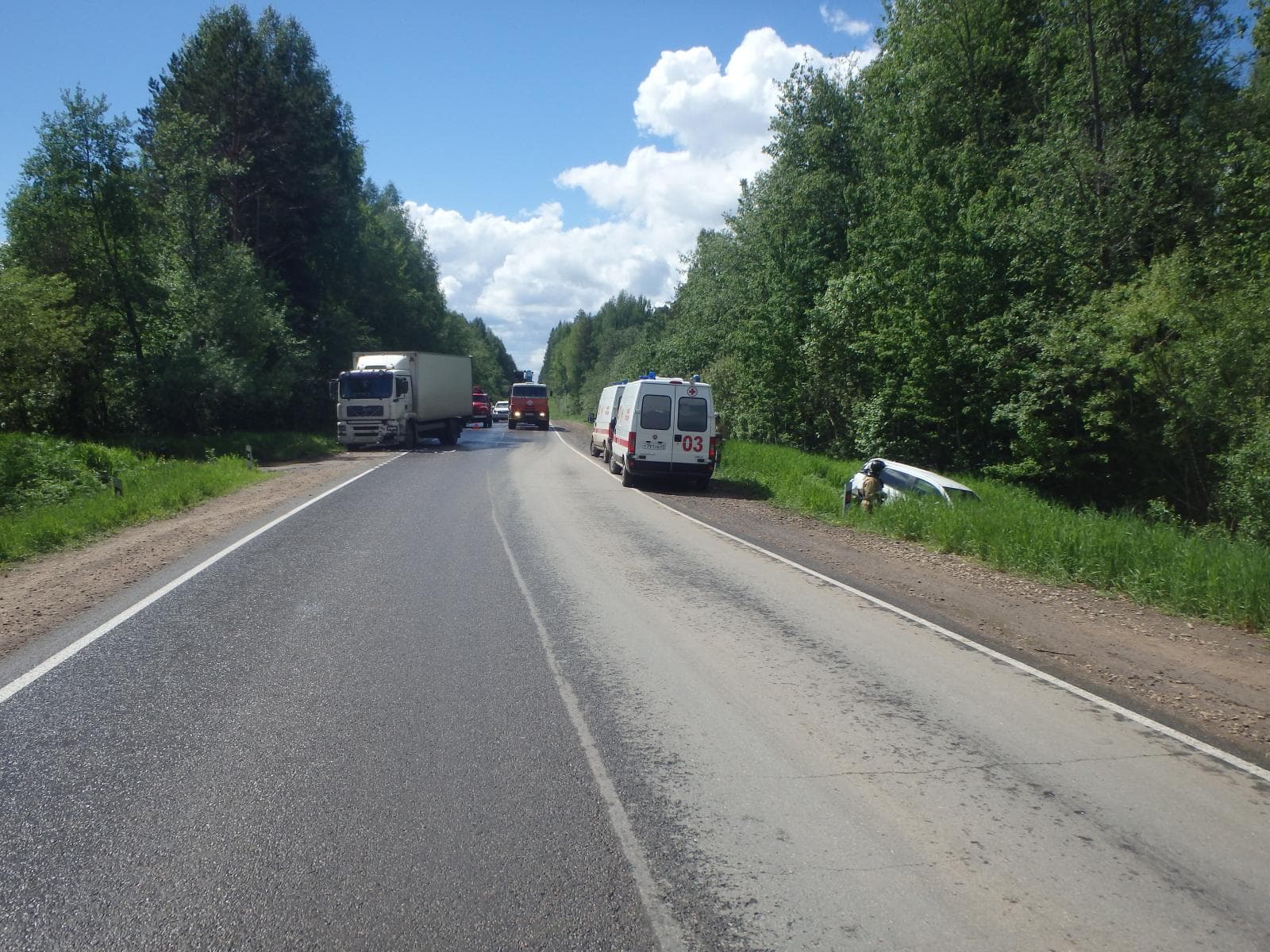 На подъезде к Кирову MAN столкнул в кювет Citroen