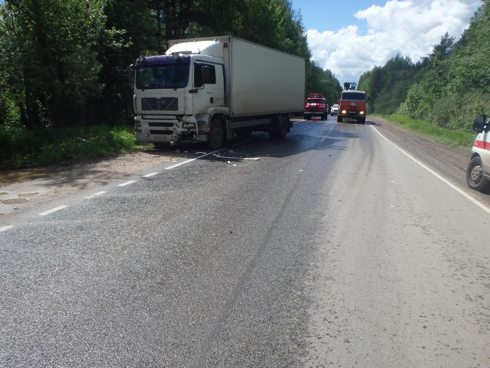 На подъезде к Кирову MAN столкнул в кювет Citroen