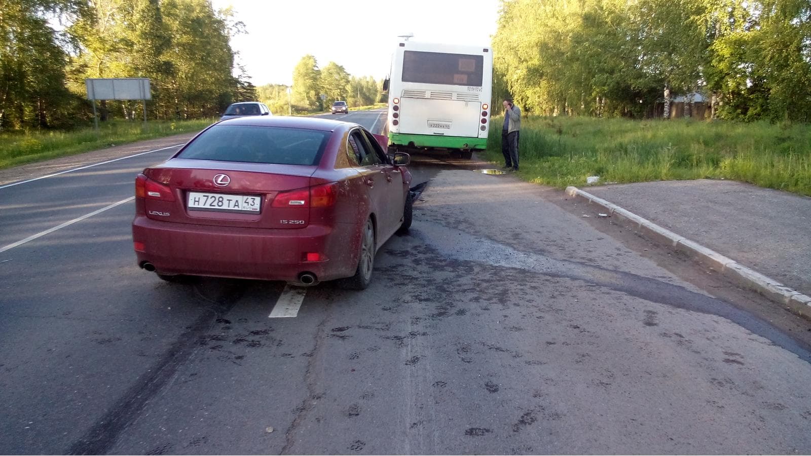 Lexus протаранил пассажирский автобус