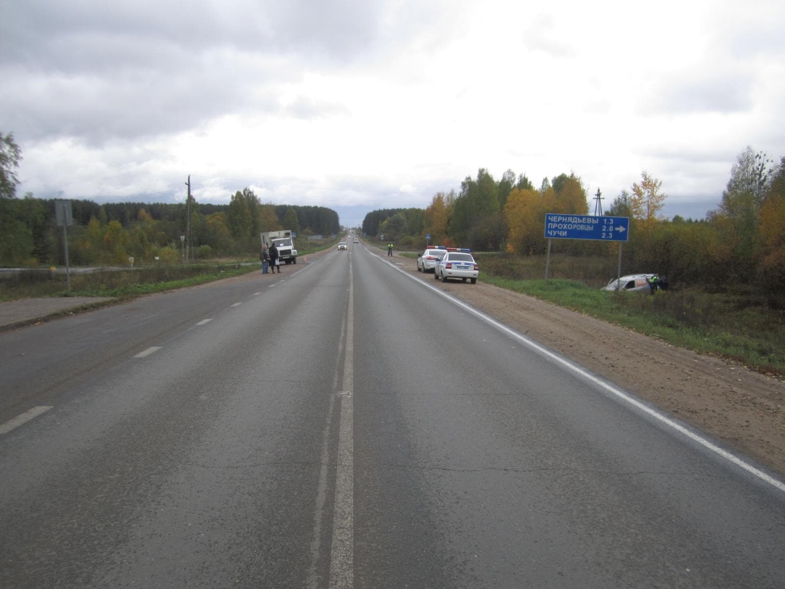 На трассе Киров — Стрижи грузовик загнал Largus в кювет