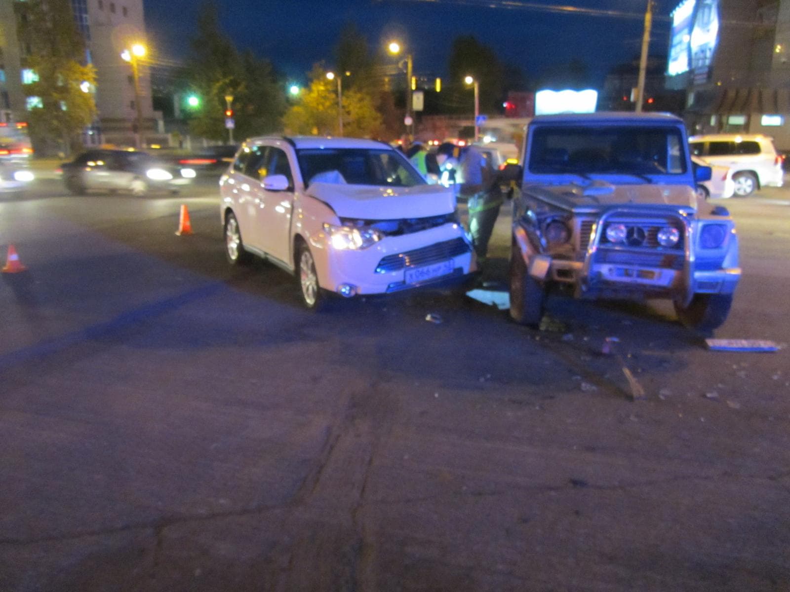 На Комсомольской Gelandewagen столкнулся с Mitsubishi