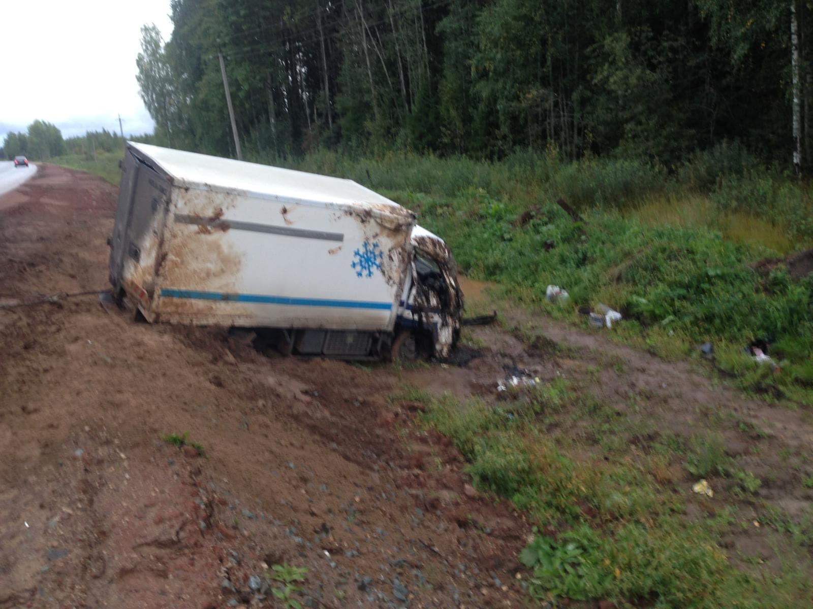 Фургон съехал с дороги и перевернулся недалеко от Котельнича