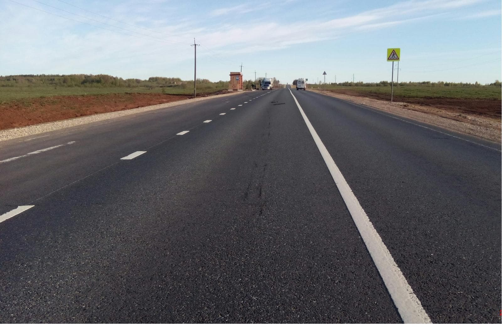 Из-за лопнувшего колеса ВАЗ врезался в остановку